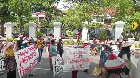 Seratusan petani dari Desa Pundenrejo, Kecamatan Tayu, Kabupaten Pati yang tergabung dalam Gerakan Masyarakat Petani Pundenrejo (GERMAPUN) mengadakan aksi unjuk rasa di depan Kantor Dewan Perwakilan Rakyat Daerah (DPRD) Pati, Selasa (10/2/2025). Miftah/Lingkar.co