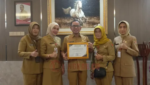 Kepala Disperkim, Tri Supriyanto bersama jajaranya terima penghargaan di tingkat Provinsi Jateng. (dok Disperin Semarang)