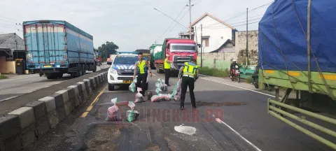 Satlantas Polres Kendal lakukan penandaan dan penambalan jalan berlubang di Jalan Pantura Pucangrejo.