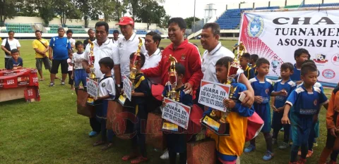 Calon Ketua Askot PSSI Kota Semarang, Supriyadi (Jaket Merah,red).