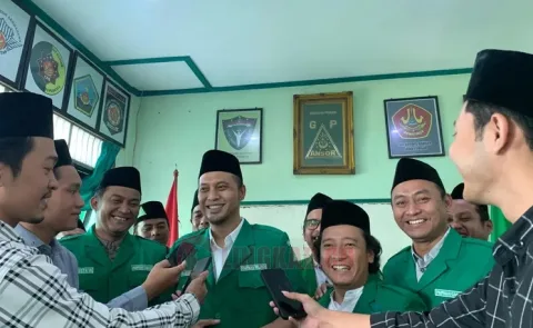 Dr. M. Shidqon Prabowo (tengah) bersama Ketua PC GP Ansor Kota Semarang Abdurrahman (Gus Dora)(dua kanan) beberapa saat lalu. Dok Cyber Ansor 024 for Lingkar.co