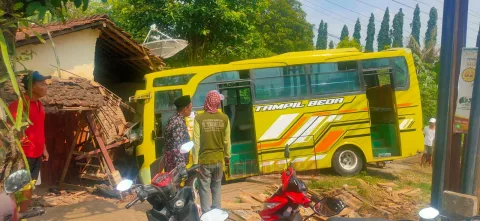 Kecelakaan lalu lintas terjadi di Jalan Raya Pati-Tayu, tepatnya di Desa Waturoyo, Kecamatan Margoyoso, Kabupaten Pati, Senin (3/2/2025). Miftah/Lingkar.co