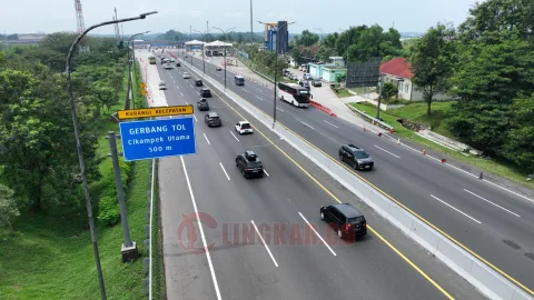 Suasana arus lalu lintas pengguna jalan tol.
