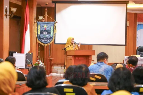 Ketua BKOW Jateng, Nawal Nur Arafah saat membuka Rapat Kerja III Tahun 2025 BKOW Jateng, di Aula Cendrawasih Kantor Kesbangpol. Foto: dokumentasi