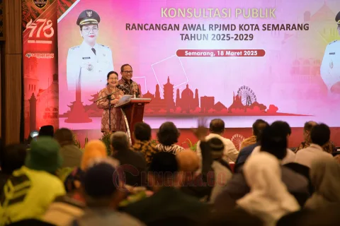 Wali Kota dan Wakil Wali Kota Semarang, Agustina Wilujeng Pramestuti - Iswar Aminuddin saat sabutan Konsultasi Publik Rancangan Awal RPJMD 2025-2029 di Patra Hotel &amp; Convention.