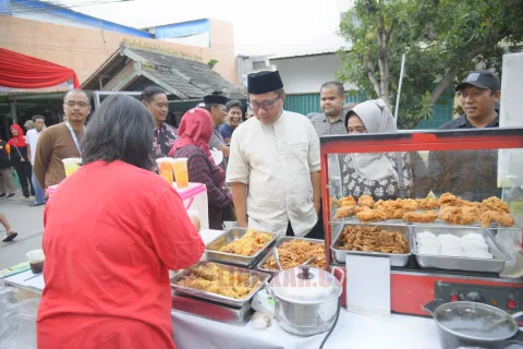 Wakil Wali Kota Semarang, Iswar Aminuddin saat meninjau langsung bazar Kelurahan Muktiharjo Kidul.