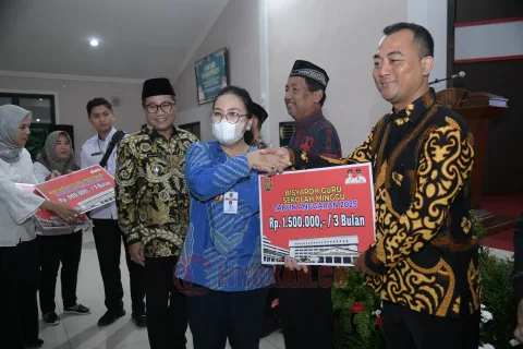 Penyerahan bisayaroh kepada penerimam manfaat di Rumah Dinas Walikota.