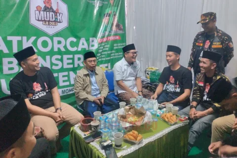 Ketua PWNU Jawa Tengah, KH. Abdul Ghaffar Rozin saat di posko Siaga Mudik Lebaran Ansor dan LP Ma'arif NU Jateng di Rembang. Foto: dokumentasi/istimewa