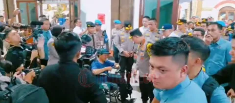 Kegiatan Kapolri Jenderal Listyo Sigit Prabowo saat meninjau arus balik di Stasiun Tawang Kota Semarang.