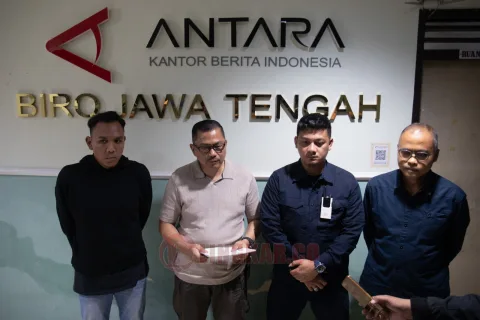 Kabid Humas Polda Jawa Tengah Kombes Pol Artanto dan Ipda Endri sampaikan permohonan maaf di Kantor Antara Jateng.