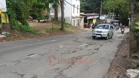 Situasi jalanan rusak di Kota Semarang.