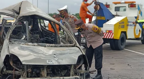 RINGSEK: Sebuah mobil mengalami kecelakaan dan terbakar di ruas jalan tol yang tak jauh dari pintu gerbang Pungkruk, KM 527 Sragen, Jumat (18/12/). (MUKHTARUL KHAFIDZ/LINGKAR.CO)