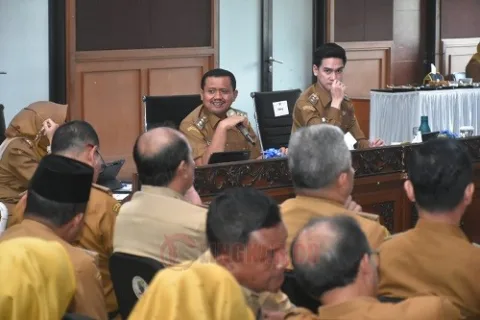 Sekda Tuti Ruswati saat Rakor Penyelenggaraan Pemerintahan Daerah Tahun 2025 di Aula Tampomas Setda, Selasa (8/4/2025). Foto: dokumentasi Pemkab Sumedang