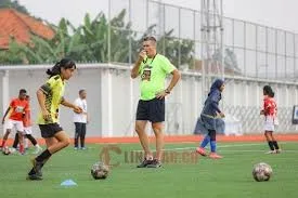 Latihan yang dilakukan pemain muda sepak bola putri di Supersoccer Arena, Rendeng, Kudus, Jumat (11/4/2025). Foto: Istimewa.