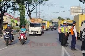 Petugas gabungan melakukan sosialisasi tentang pembatasan angkutan barang. Foto: dokumentasi