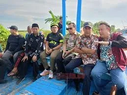 Ketua DPRD Kendal Mahfud Sodiq melakukan inspeksi mendadak (sidak) untuk melihat kondisi Sungai Mbiru yang sering menyebabkan banjir di wilayah Kecamatan Kendal dan Patebon. Sidak ini dilakukan dengan menyusuri Sungai Mbiru hingga ke muara menggunakan perahu, pada Selasa (15/4/2025). (Foto: Istimewa)