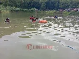Evakuasi korban tenggelam di embung Desa Warugunung, Kecamatan Pancur, Rembang. (dok Basarnas Semarang)