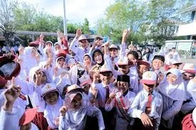 CERIA: Wali Kota Banda Aceh, Illiza Sa’aduddin Djamal berfoto bersama siswa siswi SD 20, pada Senin (21/4/2025). (Foto: Istimewa)