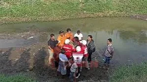 Evakuasi korban tenggelam di Sungai Waridin, Kecamatan Kendal. (dok Istimewa)
