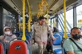 Gubernur DKI Jakarta saat menaiki angkutan umu. Foto: dok Pemprov DKI