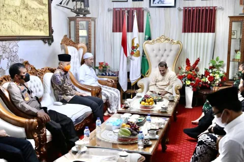 Ganjar Pranowo mengajak Kapolda Jateng, Irjen Pol Ahmad Luthfi dan Pangdam IV Diponegoro, Mayjen TNI Bakti Agus Fadjari kembali sowan ke rumah Habib Luthfi bin Yahya di Pekalongan, Kamis (17/12). (DOK. LINGKAR.CO)