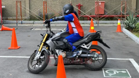Ilustrasi berkendara yang bikin ban sepeda motor lebih awet. (dok Astra Honda Jateng)