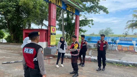Satuan Sabhara Polres Purworejo saat melakukan kegiatan patroli dialogis di kawasan Pantai Jetis Purworejo. (dok Lukman)