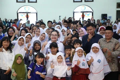 Wali Kota Semarang, Agustina Wilujeng Pramestuti berfoto bersama pelajar. (dok Pemkot Semarang)