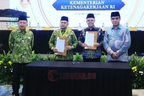 Sekjen DMI, Rahmat Hidayat dan Menaker Yassierli menunjukkan dokumen MoU yang telah mereka tandatangani bersama. Foto: dokumentasi