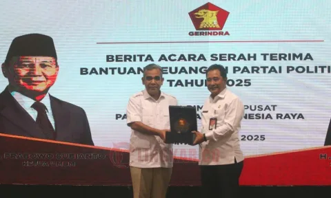 Penyerahan Dana Bantuan Parpol oleh Direktur Jenderal Politik dan Pemerintahan Umum Kemendagri, Bahtiar kepada Sekretaris Jendral Partai Gerindra, Ahmad Muzani di Kantor DPP Partai Gerindra, Jakarta Selatan, Rabu (21/5/2025). Foto: Istimewa