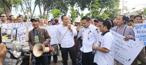 Aksi demo PKL di wilayah Jalan Hasanudin dan Madukoro depan Balaikota Semarang. (dok Alan Henry)