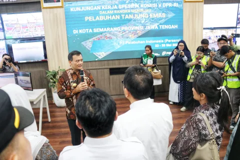 Gubernur Jawa Tengah, Ahmad Luthfi saat meninjau Pelabuhan Tanjung Emas Semarang. (dok Pemprov Jateng)