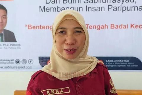 Kepala Badan Narkotika Nasional Kabupaten (BNNK) Kendal, Anna Setiyawati saat menghadiri Seminar Parenting Kekinian di Pondok Pesantren Sabilur Rosyad, Kecamatan Ngampel, Kabupaten Kendal. Foto: Wahyudi/Lingkar.co
