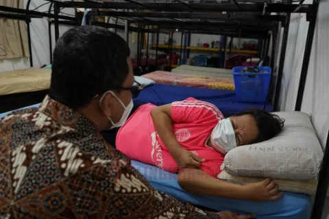 Maimunah, pekerja migran asal Surabaya saat ditemui Menteri Pelindungan Pekerja Migran Indonesia (P2MI) Abdul Kadir Karding. Foto: dokumentasi