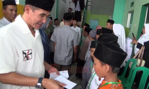 Wabup Kendal, Benny Karnadi saat menghadiri acara khitan massal yang dilaksanakan oleh LAZISNU Pegandon di klinik Pratama NU Pegandon, Kendal. Foto: Wahyudi/Lingkar.co