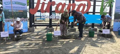 Kepala DLH Kota Semarang, Arwita Mawarti tanam pohon cemara dalam memperingati Hari Lingkungan Hidup Sedunia tahun 2025. (dok Alan Henry)