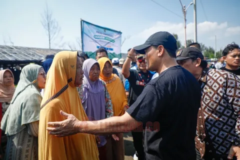 Gubernur Jawa Tengah Ahmad Luthfi saat bertemu dengan warga kawasan pesisir pantai Randusanga, Kabupaten Brebes, Kamis (5/6/2025). Foto: dokumentasi