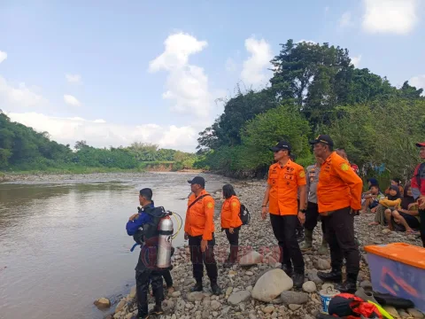 Tim Basarnas Semarang lakukan pencarian korban hanyut dan hilang di Magelang. (dok Basarnas Semarang)