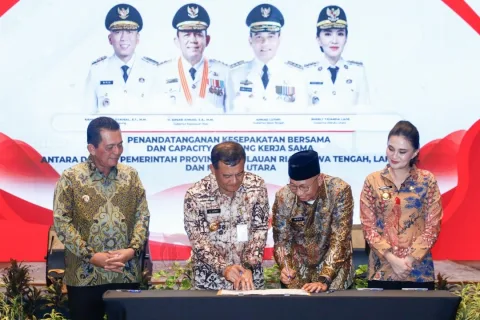 Gubernur Jawa Tengah, Ahmad Luthfi saat menandatangani kerja sama dengan Gubernur Riau Ansar Ahmad, Gubernur Lampung Rahmat Mirzani Djausal, dan Gubernur Maluku Utara Sherly Tjoanda Laos.di Marriott Hotel Harbour Bayi, Batam. Foto: dokumentasi