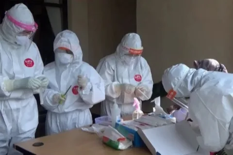 Penanganan tes usap terhadap dugaan kasus COVID-19 di RSUD dr Sayidiman Magetan oleh petugas Satgas Magetan belum lama ini. (ANTARA/LINGKAR.CO)