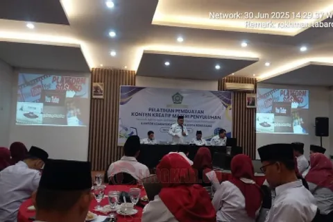 Kepala Kantor Kementerian Agama Kota Semarang, H. Muhtasit, S.Ag, M.Pd saat memberikan arahan dalam Pelatihan Dasar Penyuluhan Agama di Media Sosial yang bertempat di Hotel Andelir, Wonodri, Kota Semarang. Foto: istimewa