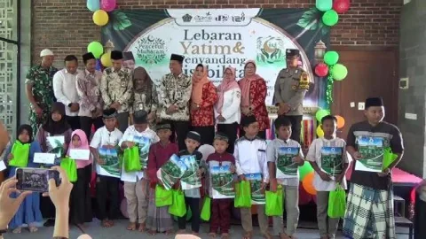 IPARI Kemenag Kendal berfoto bersama seusai santunan anak yatim dan penyandang disabilitas. Foto: Yoedhi/Lingkar.co