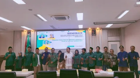 Panitia dan narasumber berfoto bersama seusai seminar dan kuliah tamu bertema; Tokoh Politik di Media Sosial: Fakta atau Gimmick? di Meeting Room Lantai 6 Gedung Dekanat Unwahas, Sampangan. Foto: istimewa