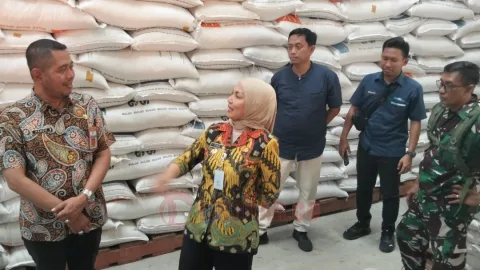 Bupati Kendal Dyah Kartika Permanasari saat melakukan monitoring kesiapan penyaluran bantuan di Gudang Bulog Desa Sumberejo, Kecamatan Kaliwungu, Kendal. Foto: Yoedhi/Lingkar.co