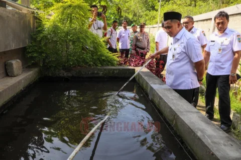Wakil Gubernur Jawa Tengah, Taj Yasin Maimoen pada Rabu (16/7/2025) meninjau instalasi pengelolaan air limbah (IPAL) di Rumah Potong Ayam (RPA) Tabarruk, Kabupaten Kudus. Foto: dokumentasi