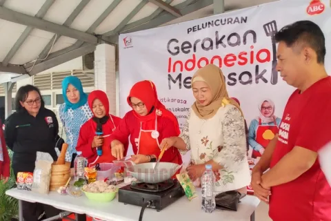 Kepala Dinas Ketahanan Pangan Kota Semarang Endang Sarwiningsih Setyawulan (baju batik putih) saat pembukaan Gerakan Indonesia Memasak pada Sabtu (19/7/2025) pagi di halaman kantor dinas kesehatan pangan. Foto; Rifqi/Lingkar.co