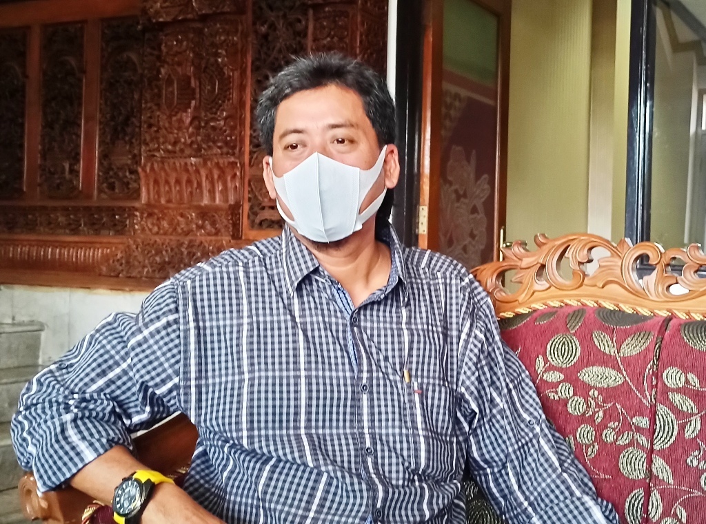 RAMAH: Ketua Komisi B DPRD Jepara Ali Mukhlisin saat memberikan keterangan Lingkar Jateng baru-baru ini. (DIMAS ELSHIHAB/ LINGKAR JATENG)