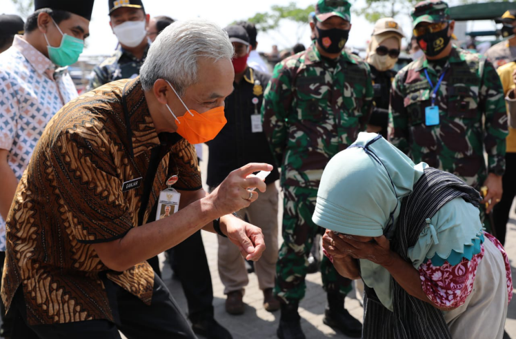 SIDAK: Gubernur Jateng Ganjar Pranowo saat ikut memantau pelaksanaan operasi di Pasar Johar dan Pasar Karangayu, Semarang. (DOK. LINGKAR JATENG)