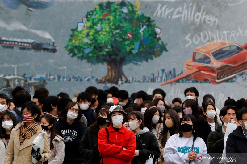 ANTISIPASI: Warga memakai masker pelindung menunggu pergantian lampu lalu lintas di penyebrangan Shibuya, di tengah penyebaran penyakit virus corona (COVID-19), di Tokyo, Jepang, Jumat (16/10). (ANTARA/LINGKAR.CO)