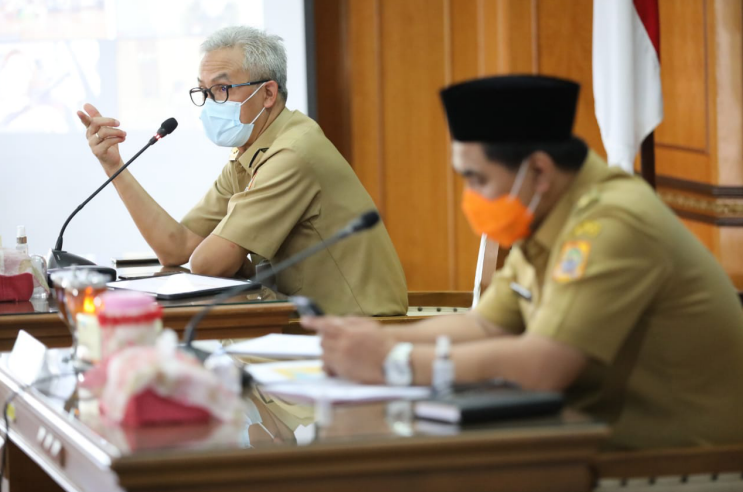 PAPARAN: Gubernur Jateng Ganjar Pranowo bersama Wagub Jateng Taj Yasin Maimoen saat rapat rutin koordinasi percepatan penanganan Covid-19 di gedung A lantai 2 kantor Pemprov Jateng, Senin (24/8). (DOK. LINGKAR JATENG)